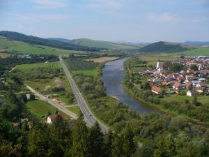 pohľad na dedinu Plavnica z hradu Plaveč