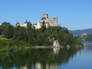 pohľad na hrad Niedzica - Poľsko