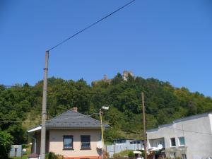 pohľad na hrad z dediny Sedliska