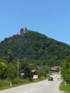 P1160727-- pohľad na hrad Slanec z dediny