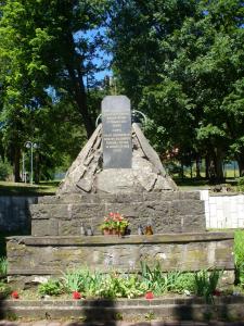 P1160733---pamätník osloboditeľom v Slanci